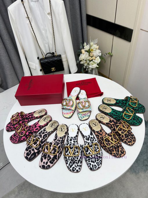 Valentino. The latest collection of Valentino 2024 features perfect details and a very eye-ce6y05etp - Image 10