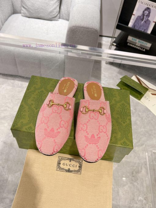 . Gucci collaborates with Adidas to create a new round of 24ss cool slippers with a buckle amcome12m - Image 2
