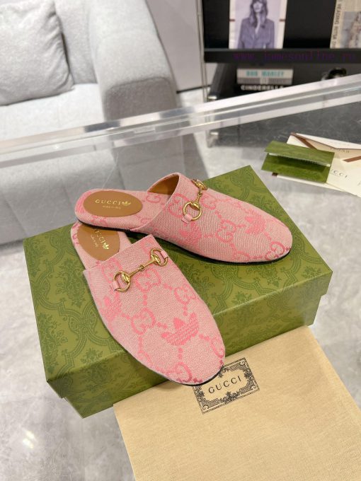 . Gucci collaborates with Adidas to create a new round of 24ss cool slippers with a buckle amcome12m - Image 4