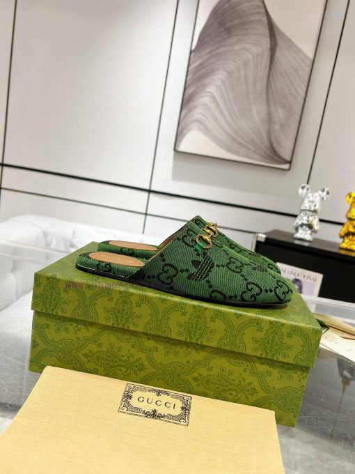 . Gucci collaborates with Adidas to create a new round of 24ss cool slippers with a buckle aik7w6z7z - Image 3