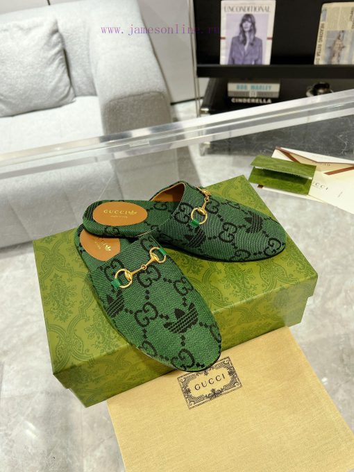 . Gucci collaborates with Adidas to create a new round of 24ss cool slippers with a buckle aik7w6z7z - Image 4