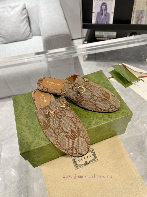 . Gucci collaborates with Adidas to create a new round of 24ss cool slippers with a buckle aon8uwiag - Image 4