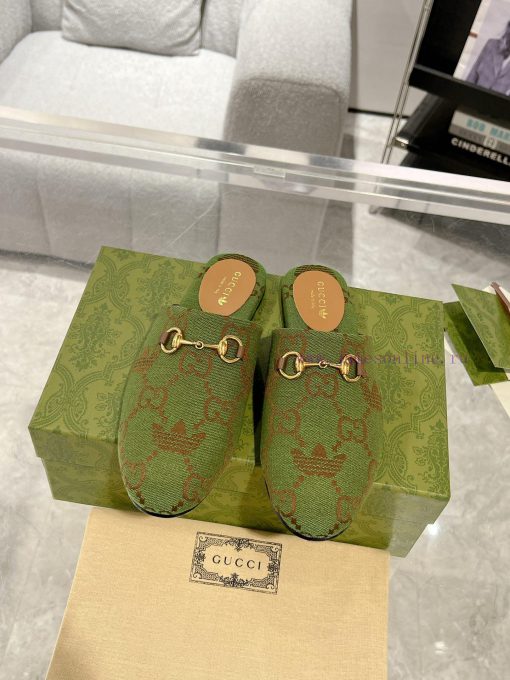 . Gucci collaborates with Adidas to create a new round of 24ss cool slippers with a buckle a0udxou1m - Image 2