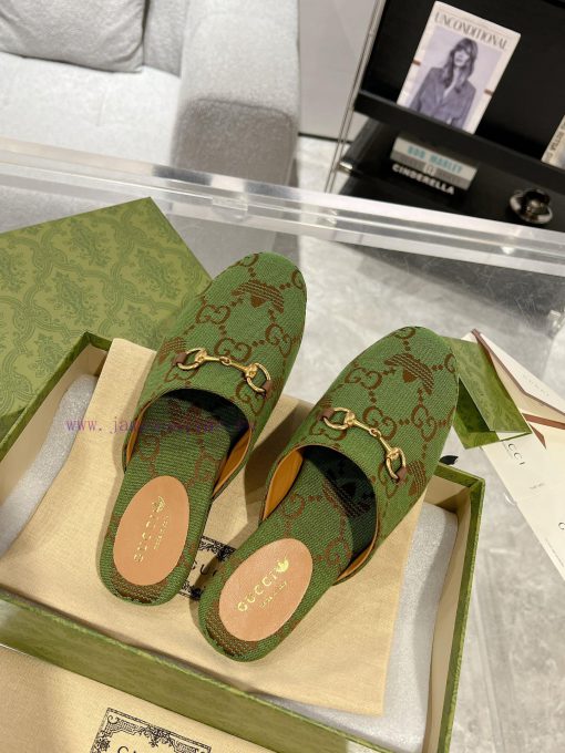 . Gucci collaborates with Adidas to create a new round of 24ss cool slippers with a buckle a0udxou1m - Image 5