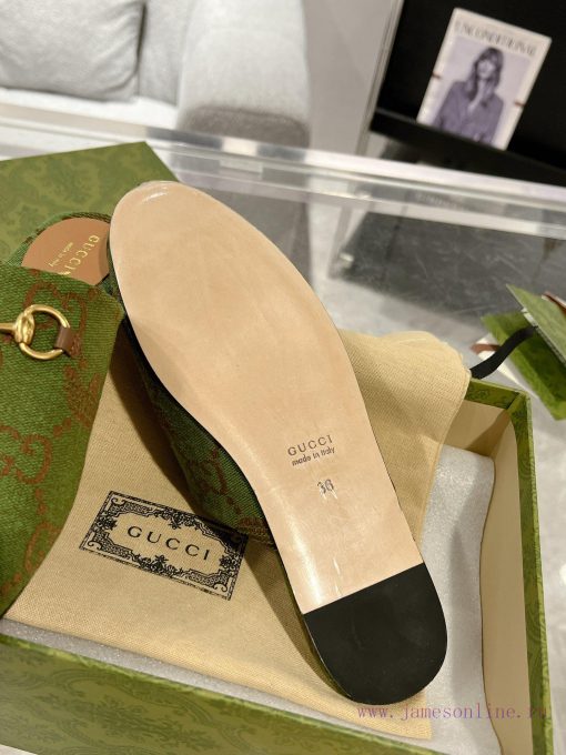 . Gucci collaborates with Adidas to create a new round of 24ss cool slippers with a buckle a0udxou1m - Image 10