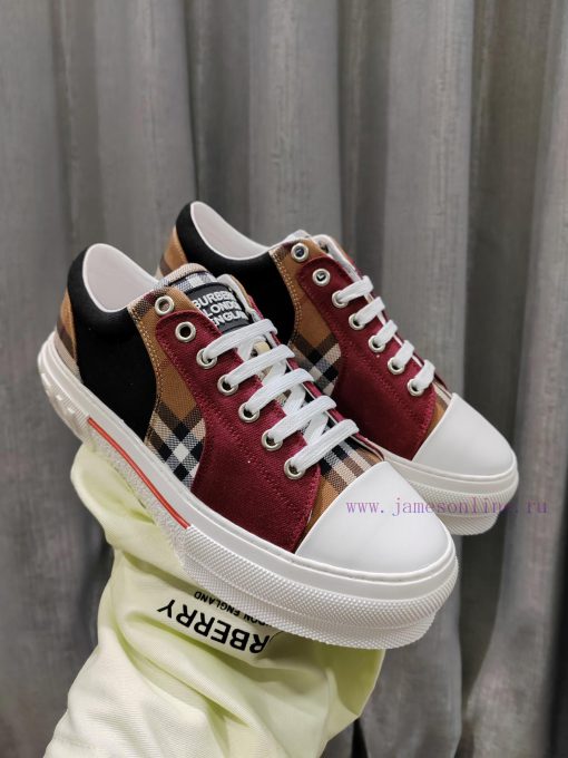 Burberry's latest release of 5 colors for sports and leisureBurberry's latest 2023 fashion slf3smt17 - Image 3