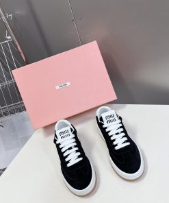 Miumiu's latest early spring fashion show, casual dirty shoes/sports white shoes, is a popul9kby0h9v
