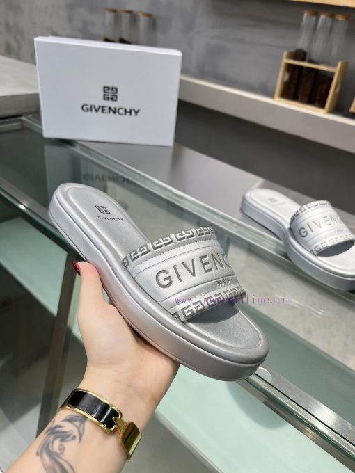 p. GIVENCHY/Givenchy open toed sandals for spring/summer 2024, with brand logo and original 597k1vz3