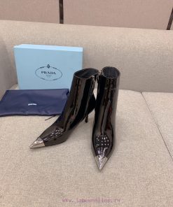 Prada's new triangle elevation and short boots are classic triangle emblem decorations, exqu5wur2kat