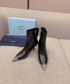 Prada's new triangle elevation and short boots are classic triangle emblem decorations, exqu12vrg7d5
