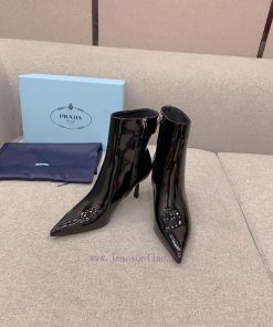 Prada's new triangle elevation and short boots are classic triangle emblem decorations, exqupbbvaxfu