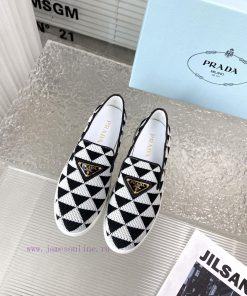Prada's new loafersThe classic style has added new color elementsCrafted with a triangular p8lvjabdk