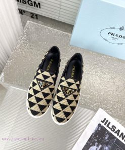 Prada's new loafersThe classic style has added new color elementsCrafted with a triangular pph4j112x