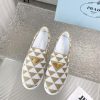 Prada's new loafersThe classic style has added new color elementsCrafted with a triangular p0bbb8jux
