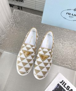 Prada's new loafersThe classic style has added new color elementsCrafted with a triangular p0bbb8jux