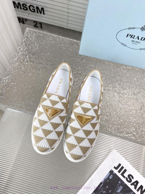 Prada's new loafersThe classic style has added new color elementsCrafted with a triangular p0bbb8jux