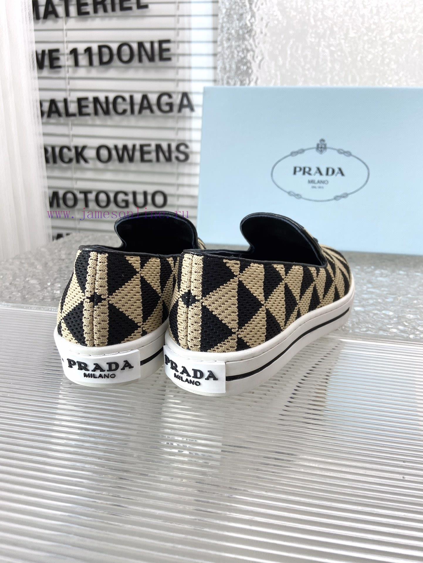 Prada's new loafersThe classic style has added new color elementsCrafted with a triangular pph4j112x - Image 9