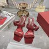 Roger Vivier's new slippers feature a single and double strap design with genuine leather sqlmeytjm4