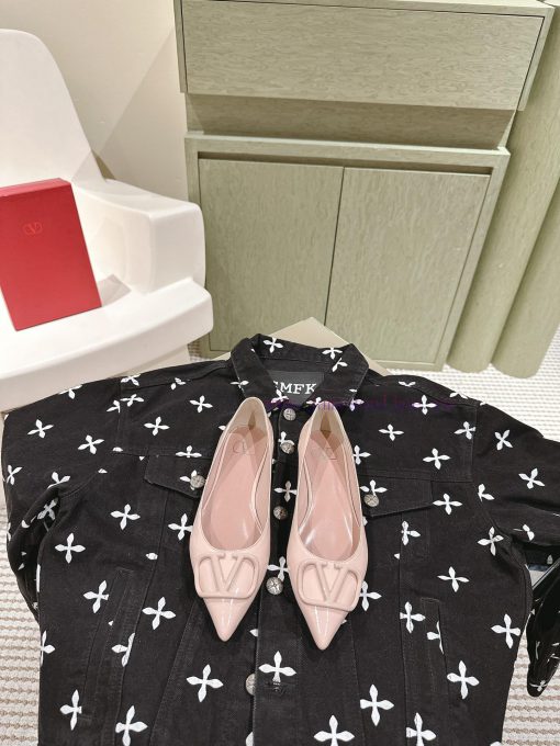 Flat bottomed | ² ⁰ ² 4 𝐬𝐬 🤍🤎 Is your shoe cabinet missing a pair from the Four Seasons Versaoqscdfr - Image 2