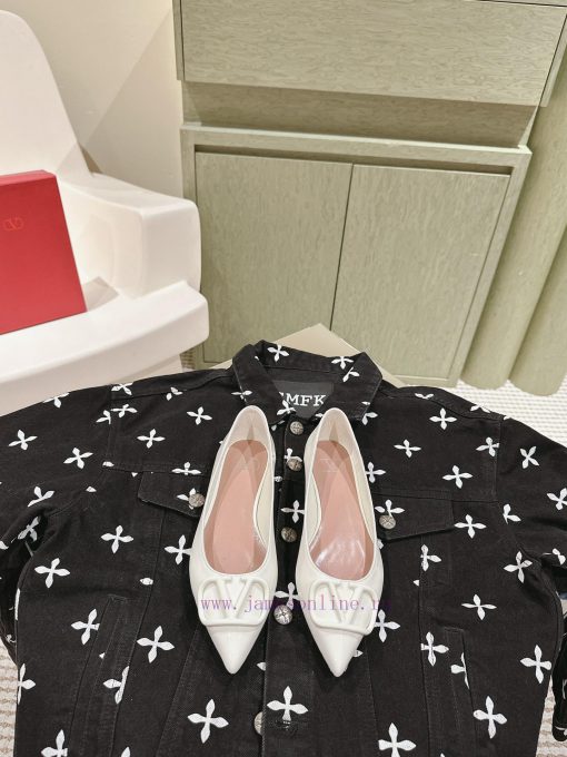 Flat bottomed | ² ⁰ ² 4 𝐬𝐬 🤍🤎 Is your shoe cabinet missing a pair from the Four Seasons Versg9w9rt9s - Image 2