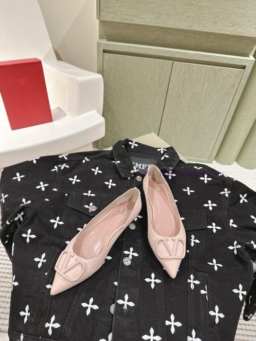 Flat bottomed | ² ⁰ ² 4 𝐬𝐬 🤍🤎 Is your shoe cabinet missing a pair from the Four Seasons Versaoqscdfr - Image 4