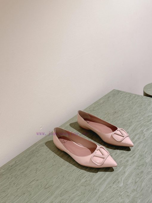 Flat bottomed | ² ⁰ ² 4 𝐬𝐬 🤍🤎 Is your shoe cabinet missing a pair from the Four Seasons Versaoqscdfr - Image 8