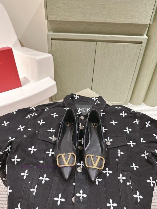 Flat bottomed | ² ⁰ ² 4 𝐬𝐬 🤍🤎 Is your shoe cabinet missing a pair from the Four Seasons Verso9zc9iel