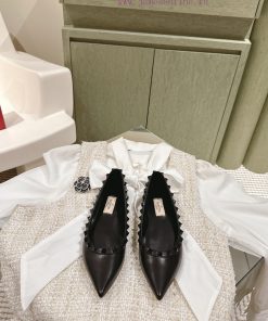 Flat bottomed | ² ⁰ ² 4 𝐬𝐬 🤍🤎 Is your shoe cabinet missing a pair from the Four Seasons Versnjjtmvur