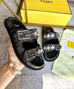 FENDI's latest popular double strap flat slippers with FF functional buckle, adorned with FFxly97zx0