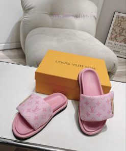 LV couple's flagship denim slippers are now available in hard goodsA high-end purchasing projeww4s83