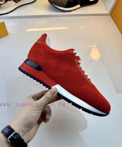 NO09531 Louis Vuitton V.N.R (Vuitton New Runner) sneakers feature a one-piece sock like desijl6r0f5c