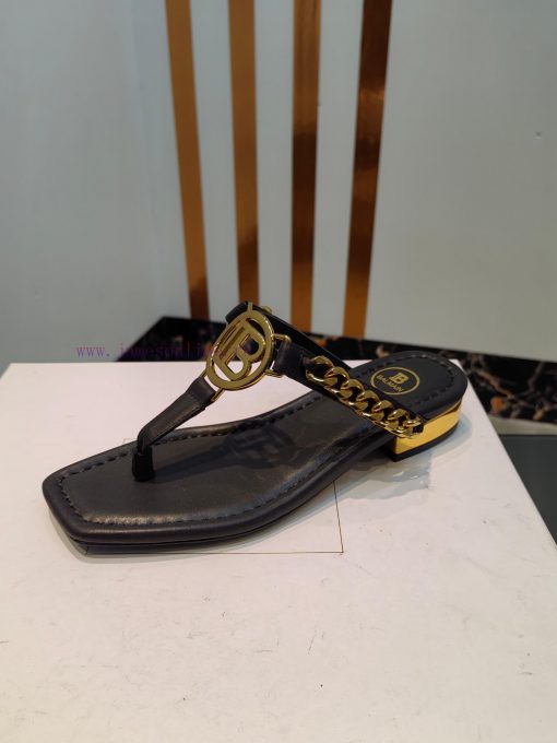 Out, Balmain 2024 Spring/Summer Fashion Show Original Metal Buckle Chain Flat SlippersBrand juiwdkma - Image 9