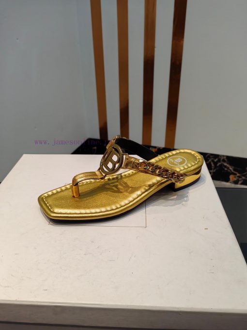 Out, Balmain 2024 Spring/Summer Fashion Show Original Metal Buckle Chain Flat SlippersBrand 8v7lt6tk - Image 9