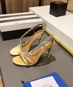 Aquazzura 2024This is a rhinestone sandal with a bohemian charm, featuring a free spirited sveakvpul