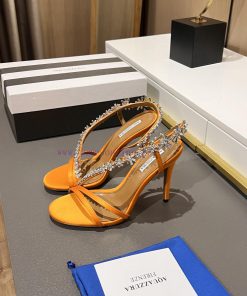 Aquazzura 2024This is a rhinestone sandal with a bohemian charm, featuring a free spirited sjfdqoohs