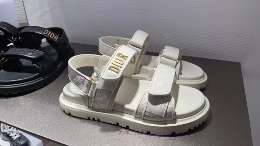 The black sheepskin Dior ACT cooler style is fashionable and paired with an insole that fitskyzew7ul - Image 3