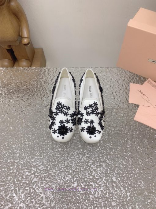 High quality Miumiu Spring/Summer 2024 Fashion Show Embroidered Flower Beads Le Fu Shoes/Slicdlwiqtw