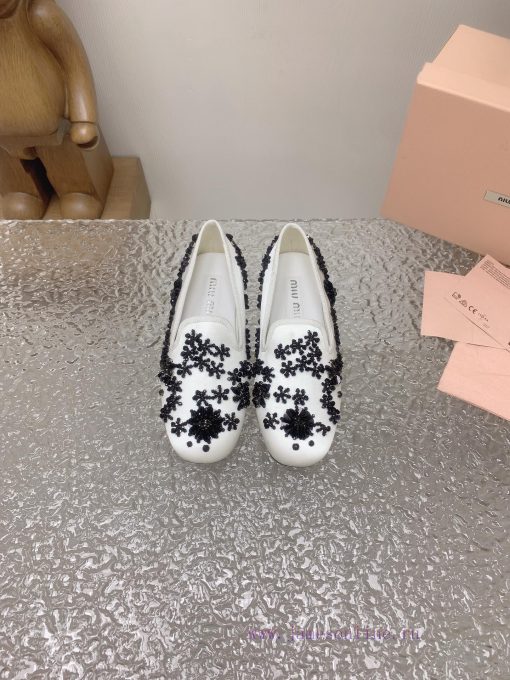 High quality Miumiu Spring/Summer 2024 Fashion Show Embroidered Flower Beads Le Fu Shoes/Slicdlwiqtw - Image 2