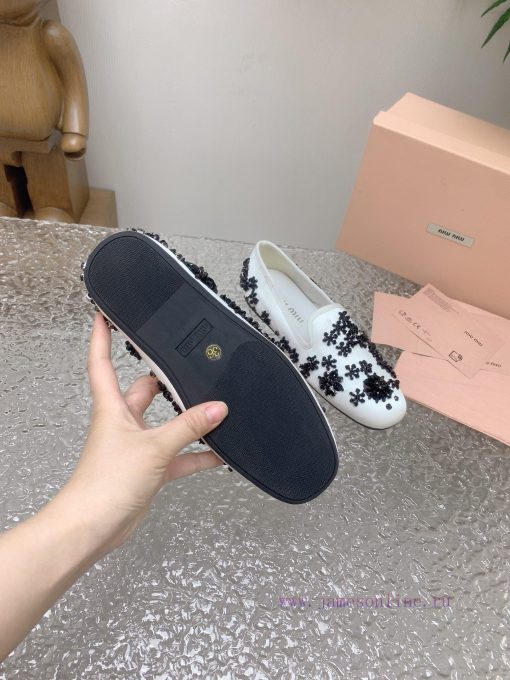 High quality Miumiu Spring/Summer 2024 Fashion Show Embroidered Flower Beads Le Fu Shoes/Slicdlwiqtw - Image 10
