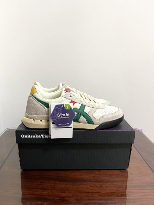 Real shot Onitsuka Tiger UItimate 81 EX low cut white, red, and green. Onitsuka Tiger embodi9p0j77d4 - Image 3