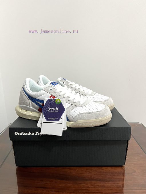 The Onitsuka Tiger UItimate 81 EX low cut blue, red, and white is captured in real life. Thekxkdg1rk