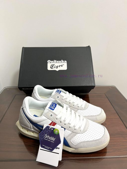 The Onitsuka Tiger UItimate 81 EX low cut blue, red, and white is captured in real life. Thekxkdg1rk - Image 10