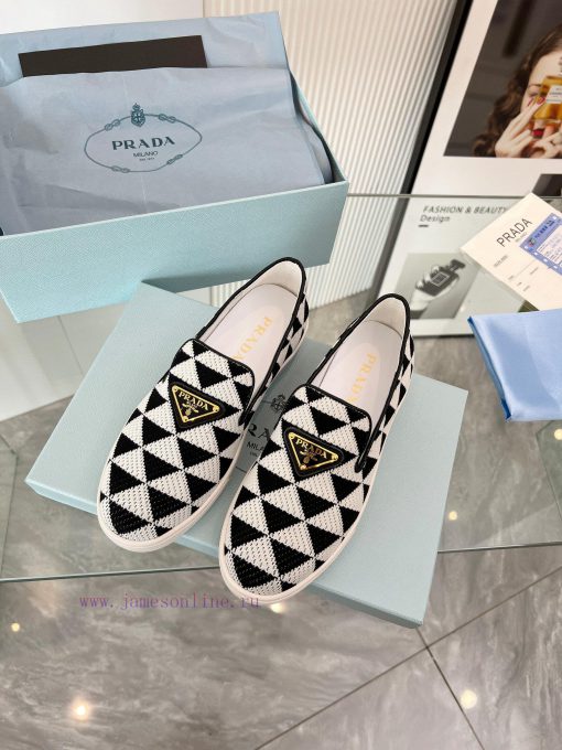 Prada's latest spring/summer 2024 edition 11 haute couture, featuring knitted and special maxmhp4shj - Image 4