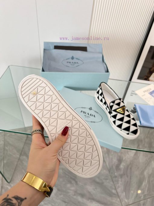 Prada's latest spring/summer 2024 edition 11 haute couture, featuring knitted and special maxmhp4shj - Image 5
