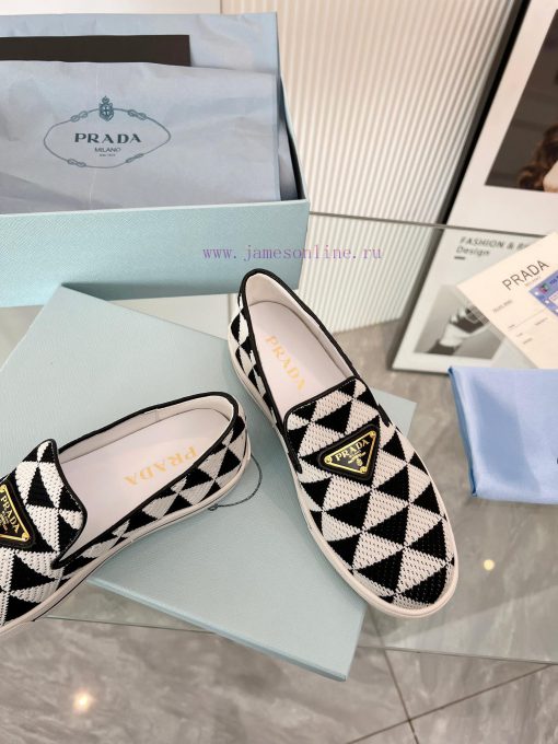 Prada's latest spring/summer 2024 edition 11 haute couture, featuring knitted and special maxmhp4shj - Image 9