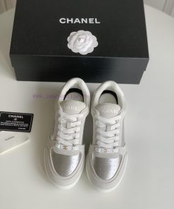 Chanel 24 Early Spring New Panda Board Shoes Full Leather SeriesChanel's new panda sneakers 7w776w37