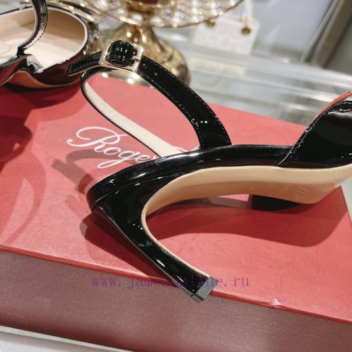 Roger Vivier's new spring 2024 patent leather hollow sandalsShe can only be met but not sougrjy57b5u - Image 9