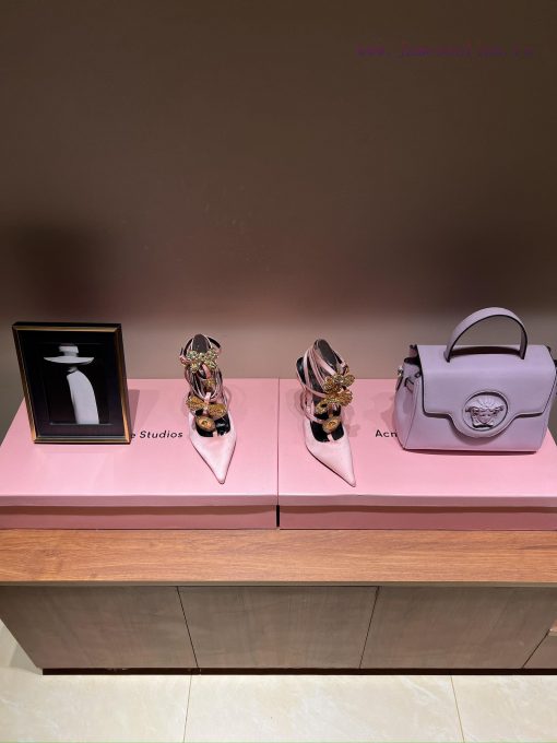 The most2024 Milan Fashion Show synchronized updateVersace: The Perfect Interpretation of Met4yialnm - Image 3