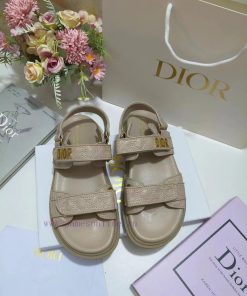 The apricot cowhide Dioract sandals are adorned with a quilted effect rattan plaid pattern, 3mdmednp