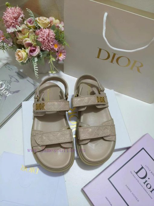 The apricot cowhide Dioract sandals are adorned with a quilted effect rattan plaid pattern, 3mdmednp
